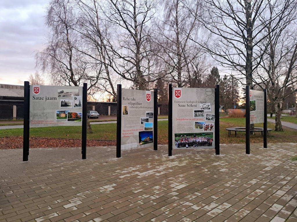 Väljapanek koosneb kaheksast tahvlist, mis jutustavad Saue linna loo