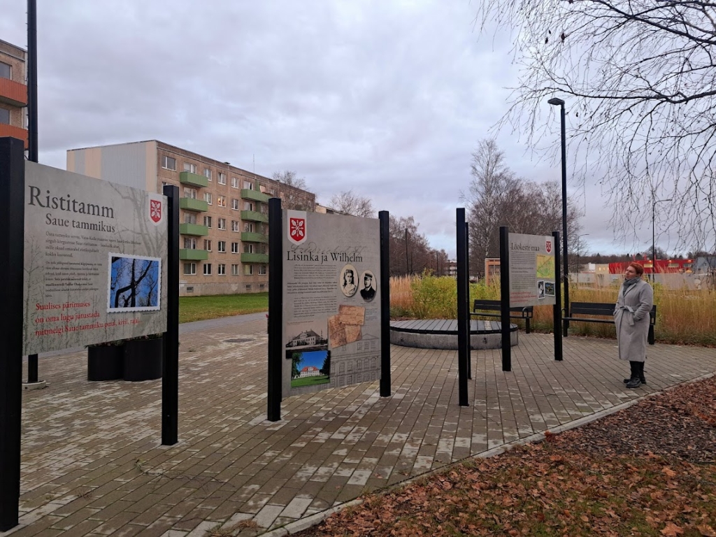 Väljapanek koosneb kaheksast tahvlist, mis jutustavad Saue linna loo