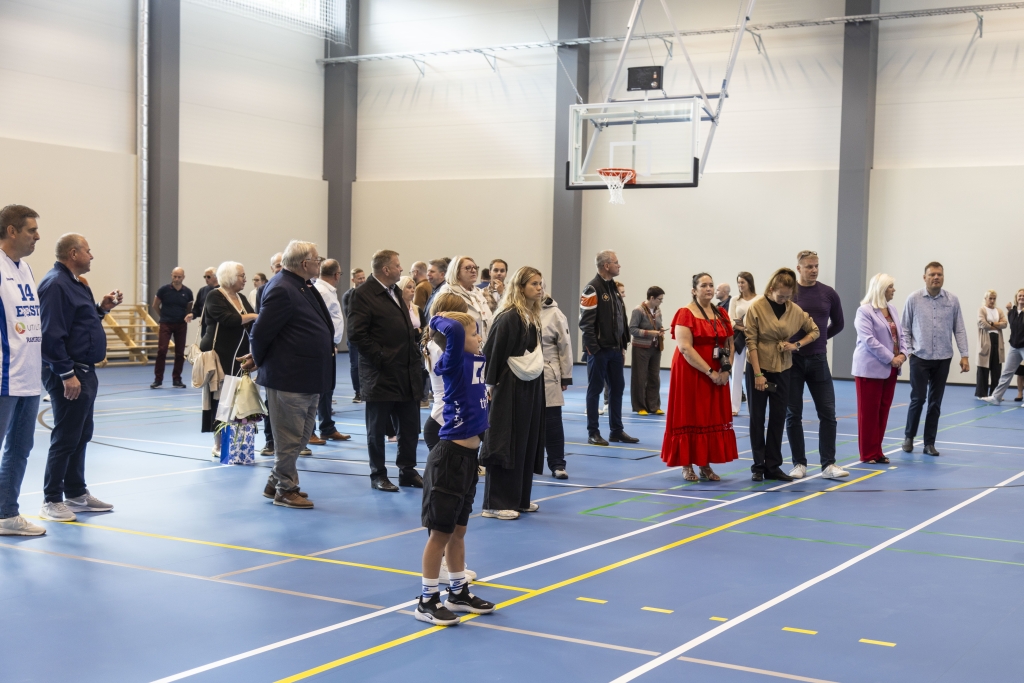 Ääsmäe multufunktsionaalne spordihoone