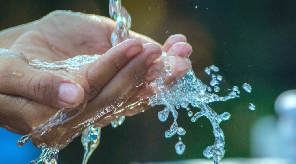 hands-4903050_1920.jpg